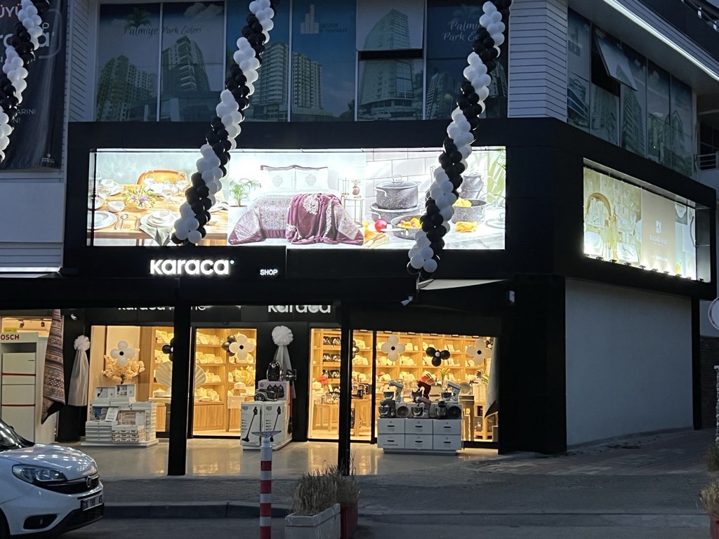 Karaca Ankara mağazasının akşam vitrini: Mamak Çarşı İçi Caddesi'nde Karaca ve Karaca Home tabelalı köşe mağaza