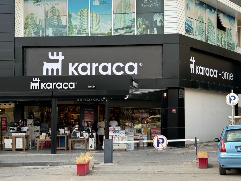 Karaca Ankara mağaza cephesi gündüz: Mamak Çarşı İçi Caddesi No:17'de Karaca ve Karaca Home tabelaları, önünde otopark